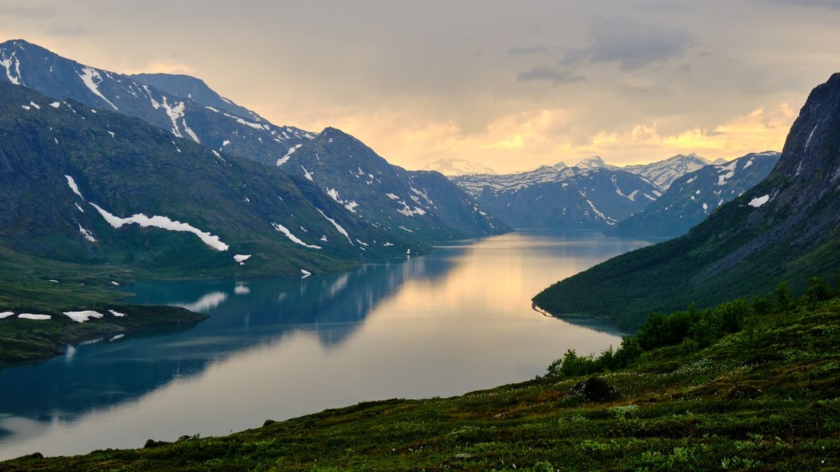 Norsk fjord omgitt av fjell om sommeren