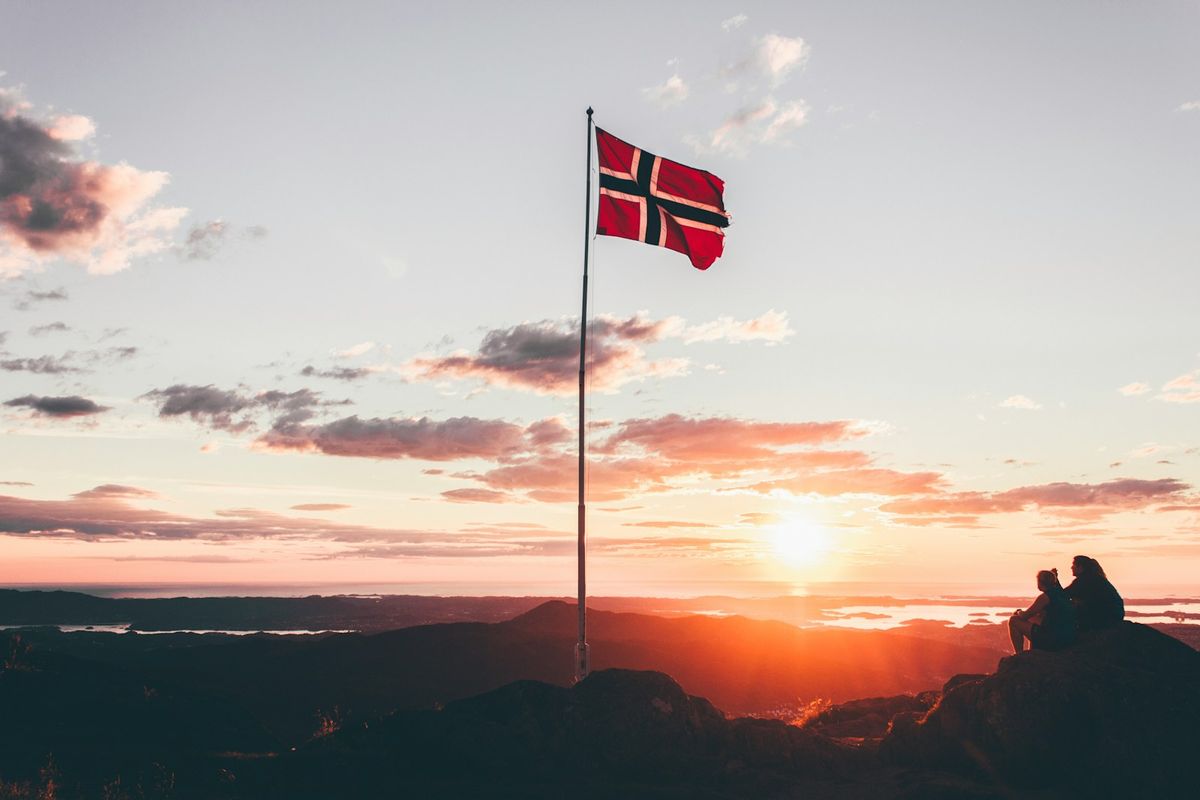 Norsk flagg vaier i solnedgang