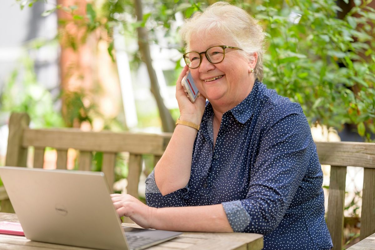 Erfaren arbeidstaker jobber med laptop og telefon
