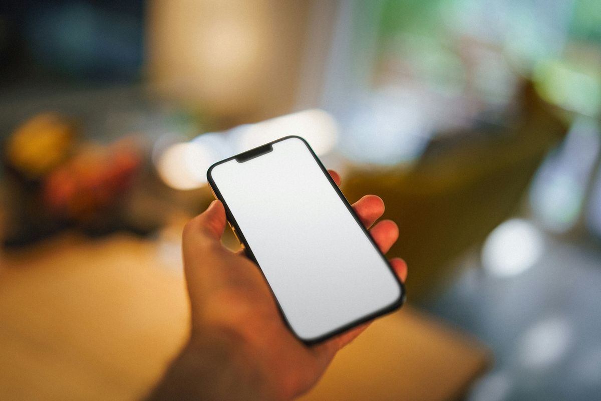 Person bruker mobiltelefon til nettverksbygging