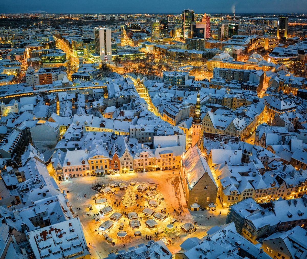 Vinterby med julelys sett ovenfra i desember