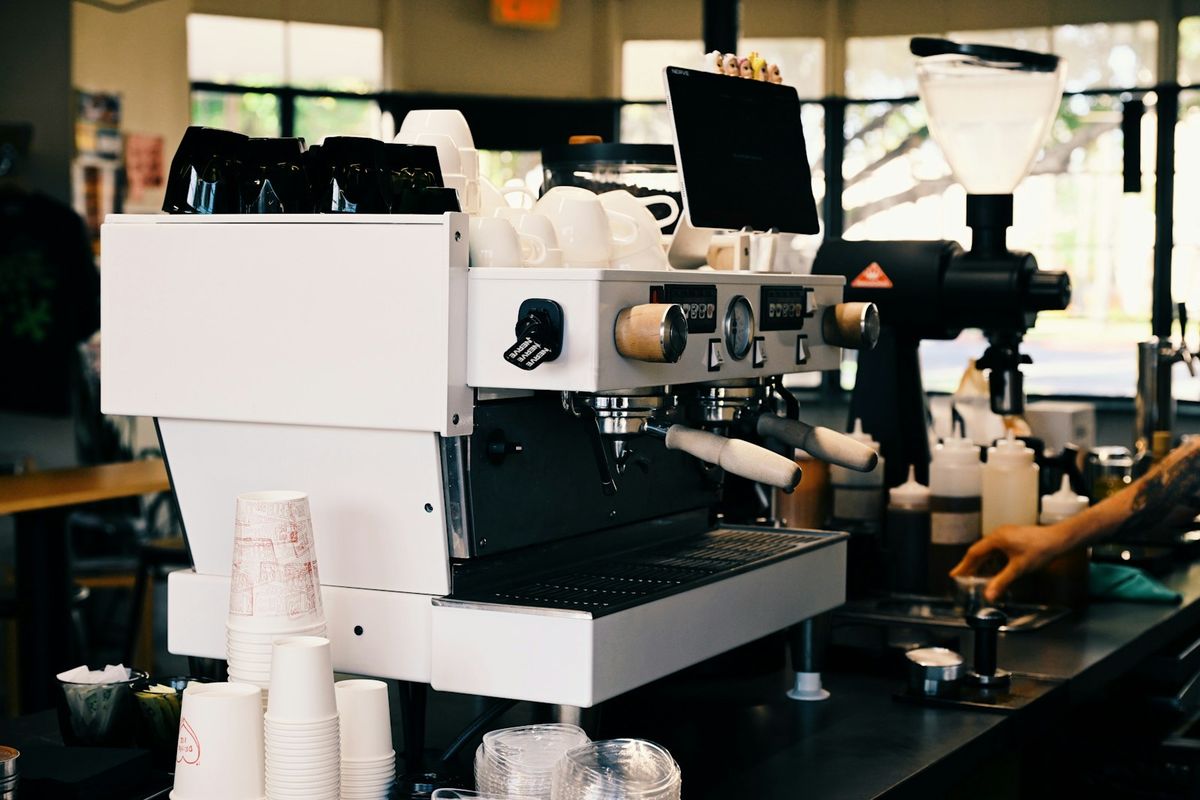 Barista lager kaffe i deltidsjobb på kafé