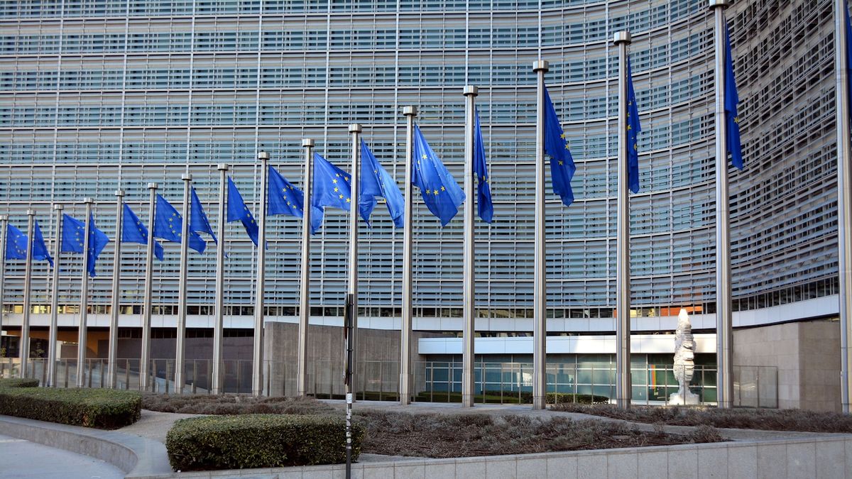 EU-flagg foran bygning i europeisk by