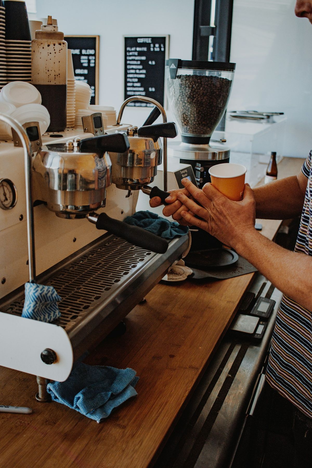 Deltidsansatt barista lager kaffe bak disken