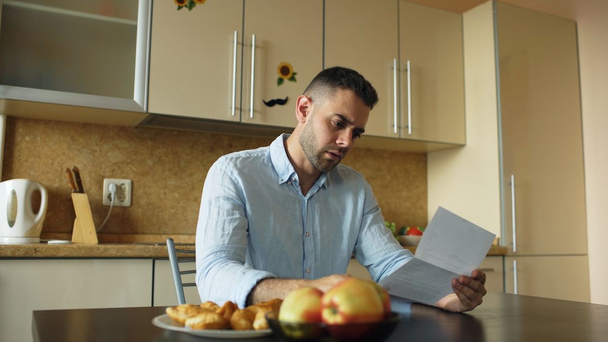 Person leser brevet med vedtaket hjemme