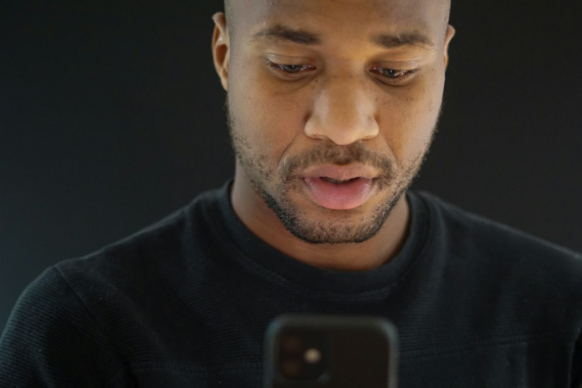 Person fyller ut meldekort på mobilen