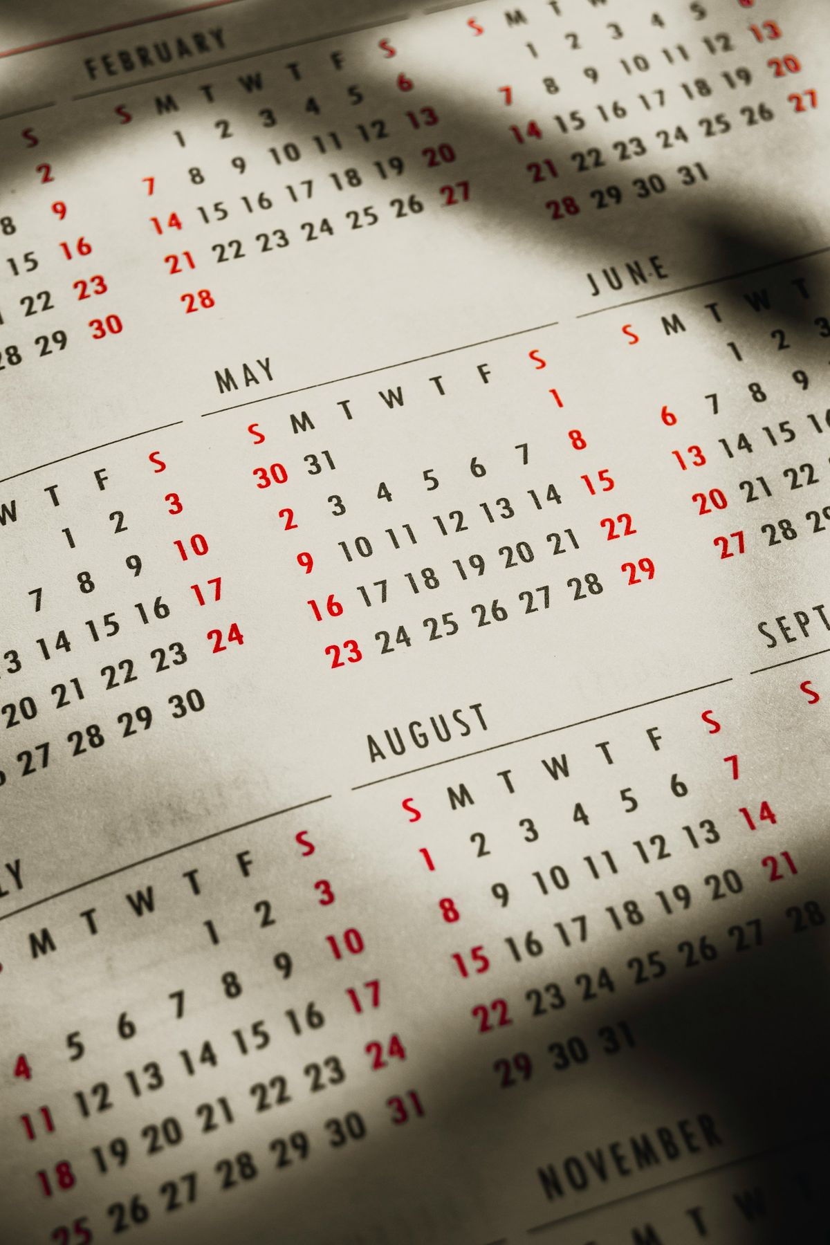 Kalender på bordet minner om når du bør søke