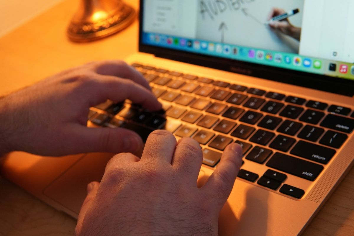 Hender på tastaturet under utfylling av digital søknad