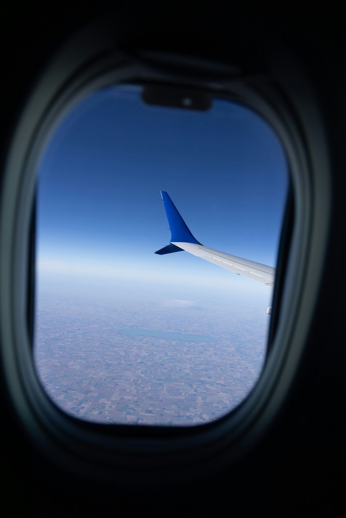 Flyvinge over skyene sett fra flyvindu