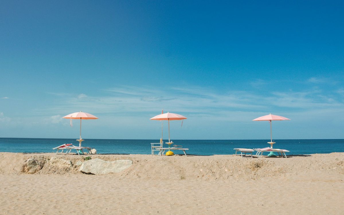Tomme solsenger og parasoller ved stranden
