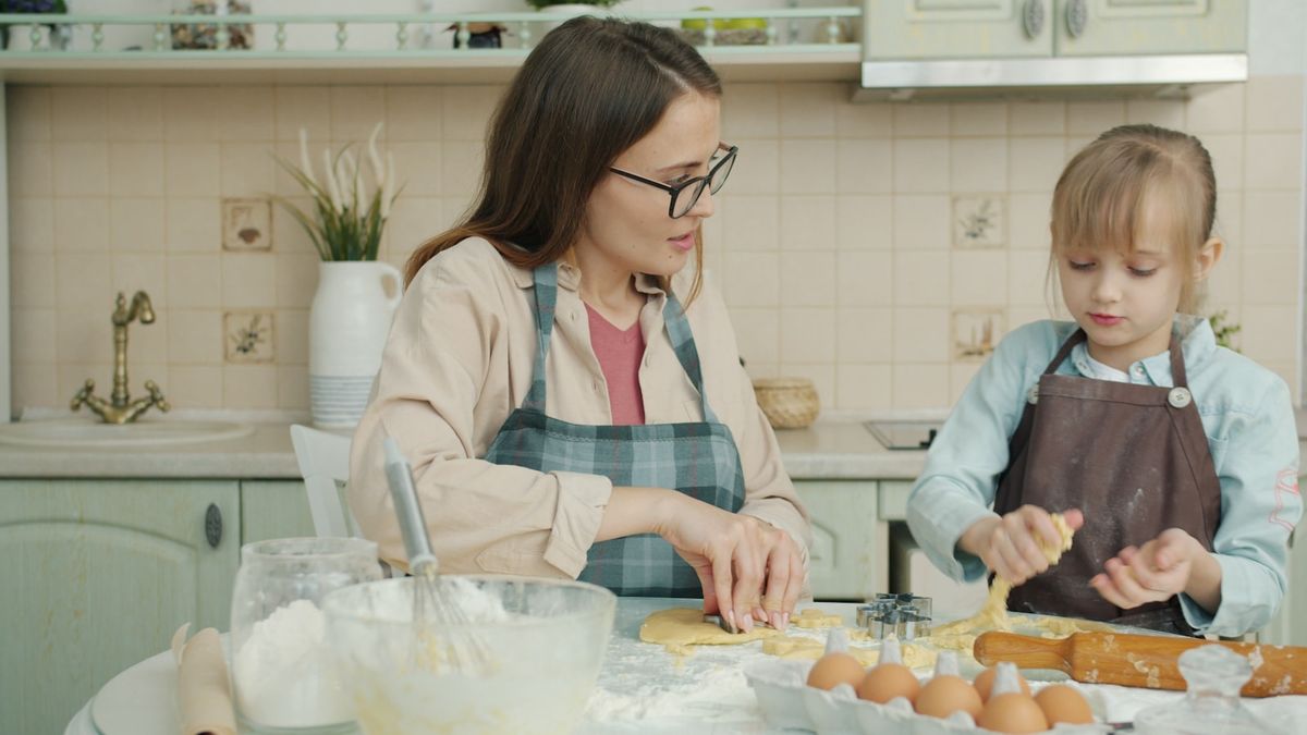 Mor og datter baker sammen på kjøkkenet